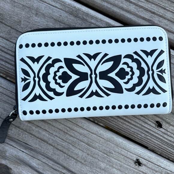 Vera Bradley Laser Cut Accordion Wallet - Picture 1 of 9
